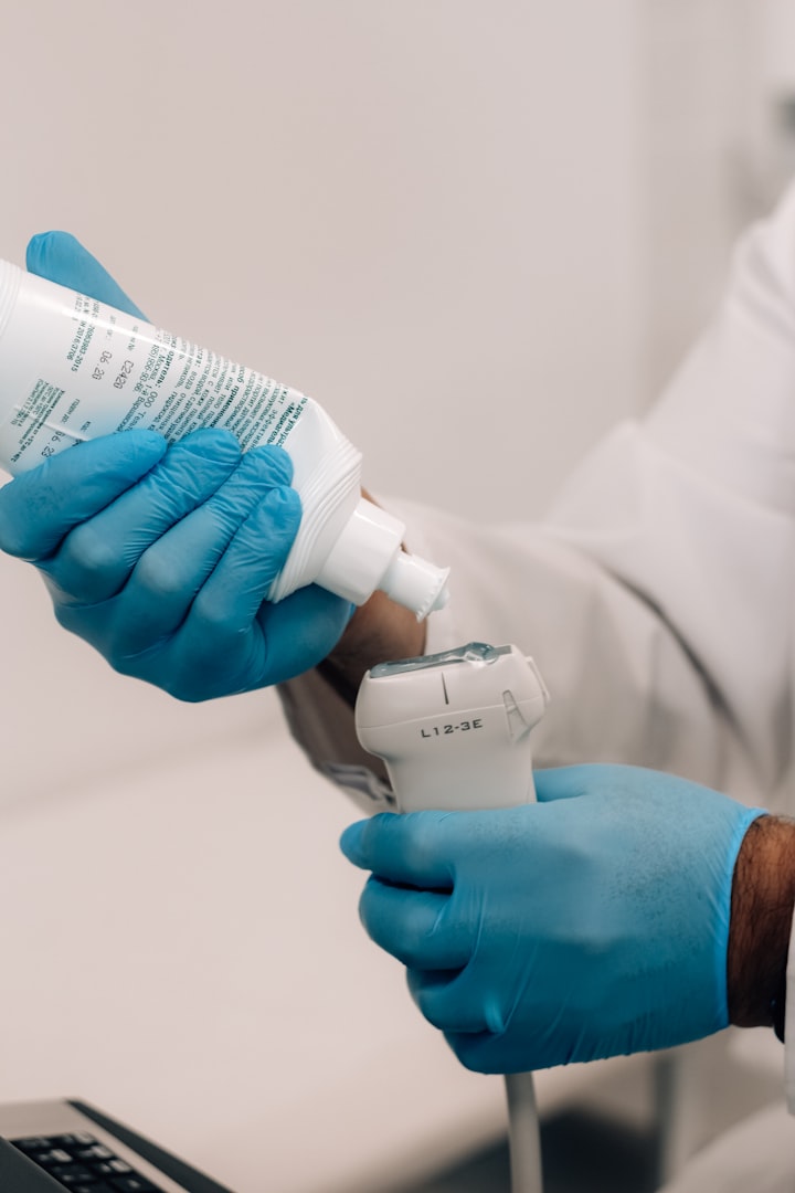 Läkare som förbereder ultraljudsproben med gel